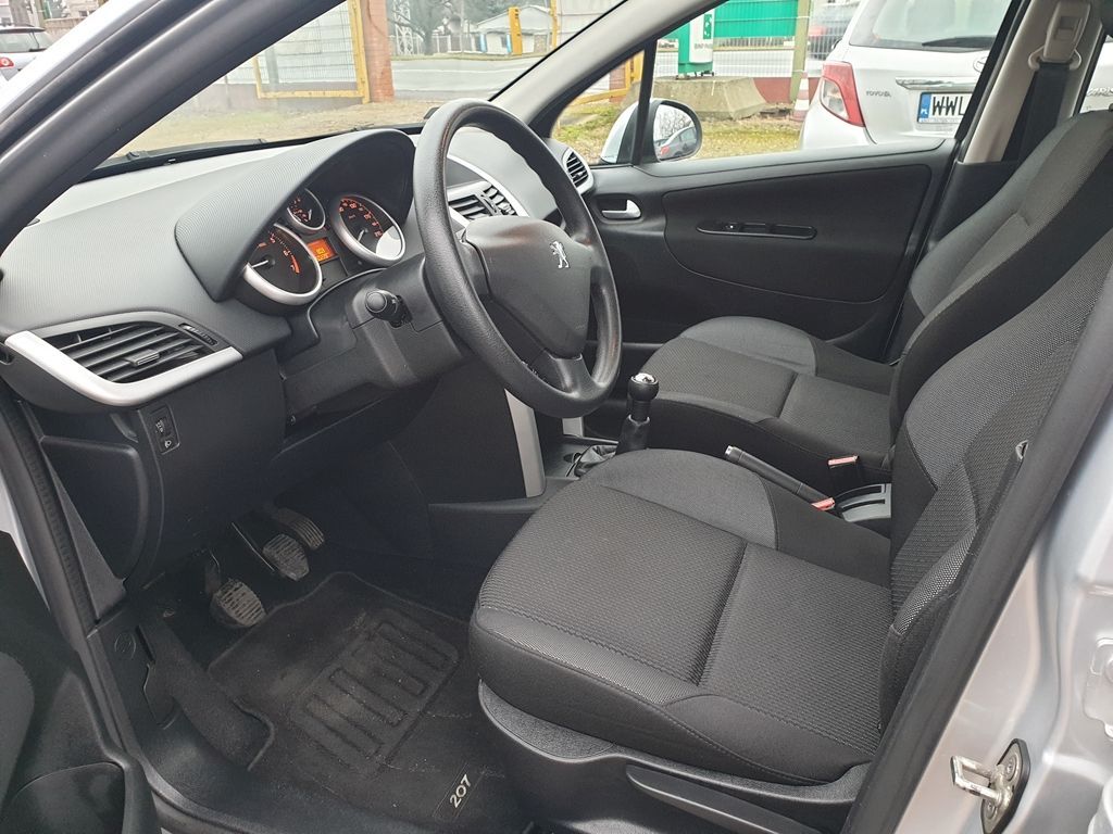 Peugeot 207 wnętrze
